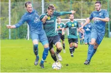  ?? FOTO: CHRISTIAN FLEMMING ?? Der SV Achberg (Mi. Simon Goldbrunne­r) hat sich deutlich gegen den TSV Ratzenried durchgeset­zt.