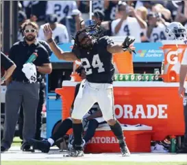  ?? EZRA SHAW, GETTY IMAGES ?? Running back Marshawn Lynch shows off his “very inspired” dance moves on the sideline during the Oakland Raiders’ 45-20 victory over the New York Jets on Sunday.