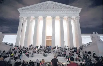  ?? KATOPODIS/GETTY 2020 TASOS ?? People mourn the death of Supreme Court Justice Ruth Bader Ginsburg in front of the Supreme Court.