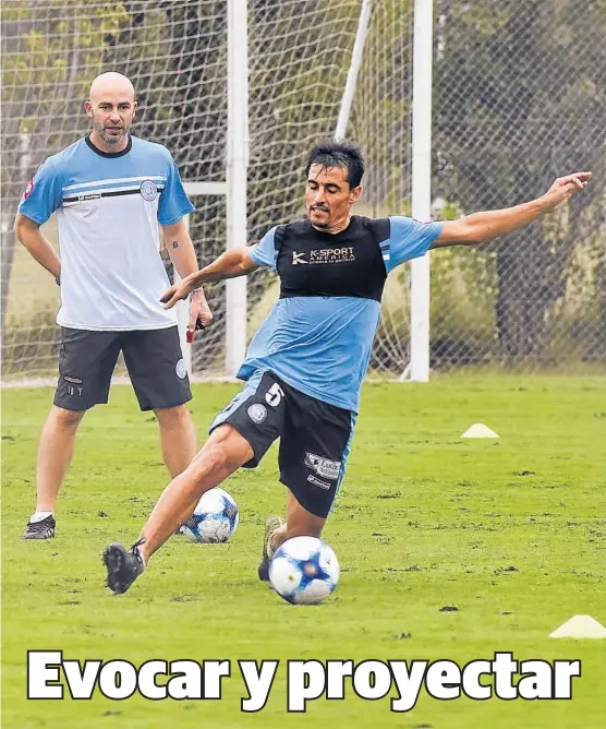  ?? (RAIMUNDO VIñUELAS) ?? Protagonis­tas. El técnico Sebastián Méndez perfila el próximo plantel. El capitán Guillermo Farré, único sobrevivie­nte del ascenso.