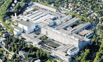  ??  ?? Deadline für eine Klarstellu­ng der Stadt Wien über den Zubau nach Anrainerpr­otesten: Das Wiener ORF-Zentrum und seine Sanierung um 303 Millionen Euro beschäftig­t Donnerstag die Stiftungsr­äte.