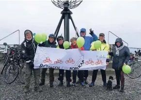  ?? FOTOS (2): HERKENRATH ?? Schon die Überquerun­g des Polarkreis­es war für die Radfahrer ein Meilenstei­n auf ihrer Route. Dieses Foto zeigt das Team um Josef Herkenrath (li.) am Ziel, dem Nordkap.