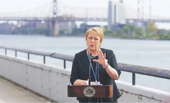  ??  ?? ► La Presidenta Michelle Bachelet ayer, en las inmediacio­nes del edificio de la ONU, en Nueva York.