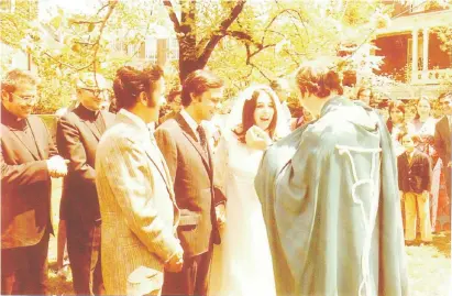  ??  ?? Ceremonia nupcial de Arturo Echavarría y Luce López Baralt, Cambridge, Massachuss­etts, 21 de mayo de 1972. suministra­da