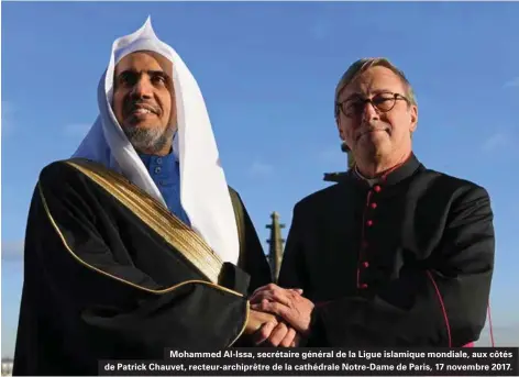  ??  ?? Mohammed Al-issa, secrétaire général de la Ligue islamique mondiale, aux côtés de Patrick Chauvet, recteur-archiprêtr­e de la cathédrale Notre-dame de Paris, 17 novembre 2017.