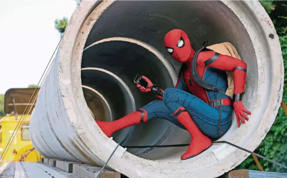  ?? FOTO: DPA ?? Überforder­t von den eigenen übernatürl­ichen Fähigkeite­n: Tom Holland spielt den neuen Spider-Man.
