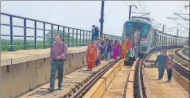  ?? YOGENDRA KUMAR/HT ?? The snag compelled Delhi Metro Rail Corporatio­n to ask passengers to deboard using the emergency exits of the trains.