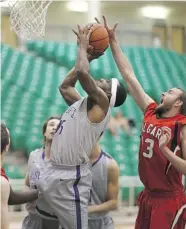  ?? GREG PENDER/The StarPhoeni­x ?? Onnex Blackwood of the Bishop’s University Gaiters goes
up to the hoop against the Calgary Dinos on Thursday.