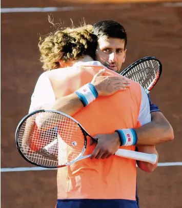  ?? Foto: Pixathlon ?? Im Finale von Rom hat Alexander Zverev (vorne) das Treffen der Generation­en gegen Noval Djokovic gewonnen. Schon bald könn te es eine Neuauflage geben, dann bei den French Open in Paris.