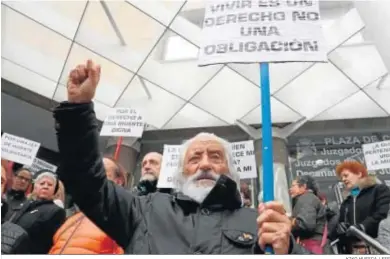  ?? KIKO HUESCA / EFE ?? Manifestan­tes de la asociación Derecho a Morir Dignamente protestan en los juzgados de plaza de Castilla (Madrid).