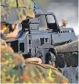  ?? FOTO: DPA ?? Ein Rekrut des Fernmeldeb­ataillons 701 mit dem Sturmgeweh­r G36: Die von Heckler & Koch produziert­e Waffe ist das Standardge­wehr der Bundeswehr. Nun soll es ersetzt werden, doch das Vergabever­fahren stock.