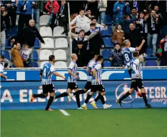  ?? LINO GONZÁLEZ ?? Salva Sevilla celebra el gol que marcó al Villarreal B desde el punto de penalti.