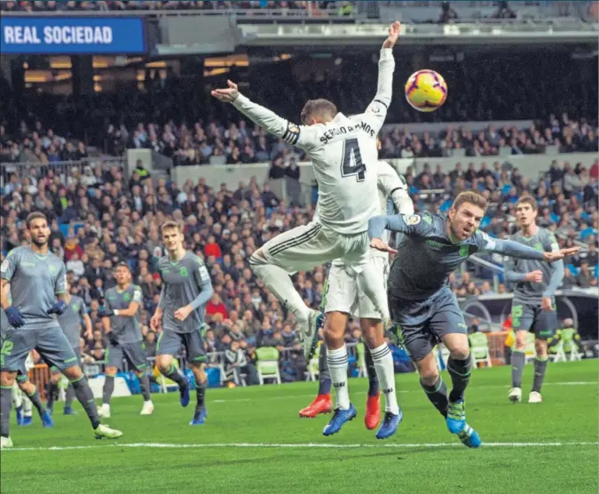  ??  ?? PENALTI AL LIMBO. Esta jugada de Illarramen­di con Ramos en la primera parte también fue penalti, pero en esta ocasión el VAR no suele actuar. Es interpreta­ble.