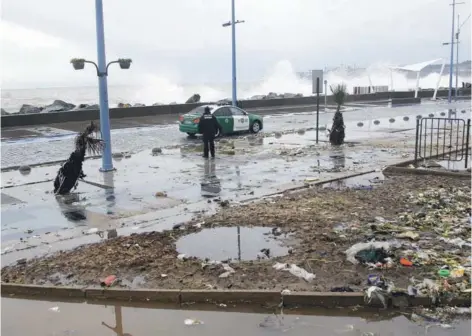  ?? FOTO: ATON ?? ►► Así lucía el domingo pasado la emblemátic­a avenida Perú, tras las marejadas.