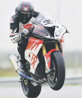  ?? Picture: Eric Buijs. ?? POWER. Veteran Lance Isaacs wheelies his Supabets BMW S1000RR in the opening Bridgeston­e Thunderbik­e race.