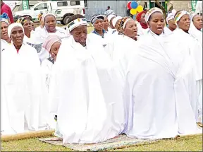  ?? ?? Some women from the Nazareth Baptist Church praying.