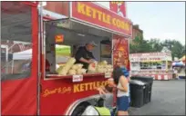  ?? NICHOLAS BUONANNO — NBUONANNO@TROYRECORD.COM ?? People get some kettle popcorn from Sweet and Salty Kettle Corn.