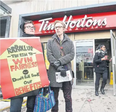  ?? STEVE RUSSELL TORONTO STAR ?? Contrary to doom and gloom predicted for Ontario’s controvers­ial minimum-wage hike, the food service and hospitalit­y sector has not shed jobs, as predicted. It has created 7,100 new jobs since January.