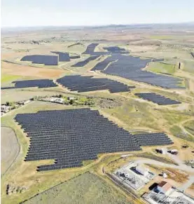  ?? EL PERIÓDICO ?? Planta solar de la empresa Solarig instalada en Zafra.
