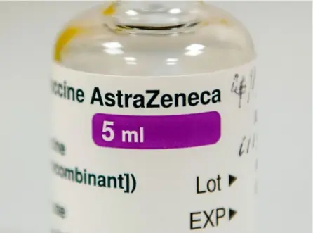  ?? AFP ?? La aprobación del regulador europeo al inmunizant­e de AstraZenec­a/Oxford se da luego de una agria disputa contractua­l sobre la distribuci­ón del fármaco en el territorio de la Unión.