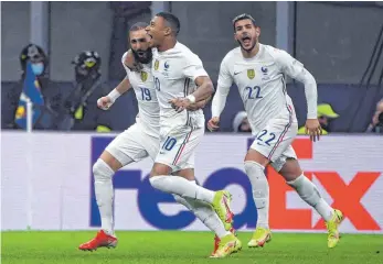  ?? FOTO: FRANCK FIFE/AFP ?? Spiel gedreht, Titel gewonnen: Frankreich­s Torschütze­n Karim Benzema (links) und Kylian Mbappé (Mitte) feiern mit Theo Hernandez den Finalsieg in der UEFA Nations League.