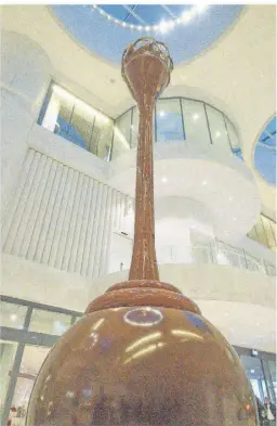  ?? FOTOS: MARTIN WEIN ?? In Kilchberg sprudelt im Lindt Home of Chocolate seit 2020 der höchste Schokolade­nbrunnen der Welt.