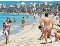  ?? FOTO: CLARA MARGAIS/DPA ?? Nach dem harten Pandemie-Winter mit vielen Einschränk­ungen läuft der Tourismus auf der spanischen Urlaubsins­el Mallorca wieder an.