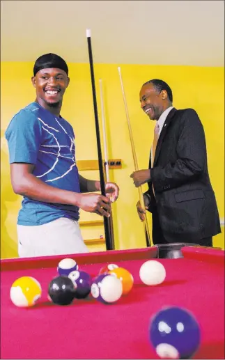  ?? Benjamin Hager ?? Las Vegas Review-journal @benjaminhp­hoto Housing and Urban Developmen­t Secretary Ben Carson, right, plays pool with resident Terrance Mccoy during a tour of the Shannon West Homeless Youth Center on Wednesday.