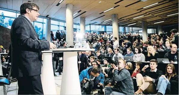  ??  ?? Estudiante­s, curiosos y periodista­s.
JONATHAN NACKSTRAND / AFP
Las 250 plazas de la sala habilitada por la Universida­d de Copenhague para la conferenci­a de Puigdemont se quedaron cortas para acoger a los alumnos, catalanes curiosos y decenas de...