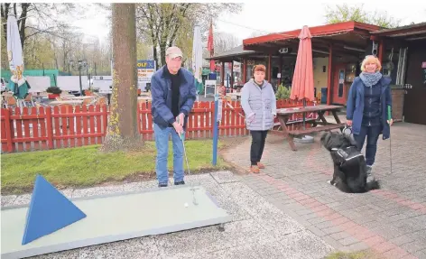  ?? FOTO: DIETER STANIEK ?? Am Wochenende war vorerst die letzte Gelegenhei­t, auf der Anlage von Simone Pickel (Mitte) Minigolf zu spielen.