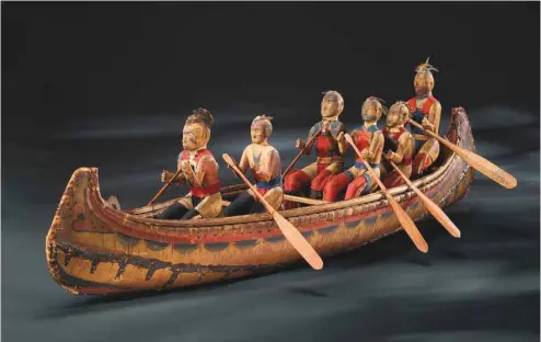  ?? MUSÉE CANADIEN DE L’HISTOIRE ?? Les pièces rares d’origine autochtone sont nombreuses: ci-dessus,un modèle réduit de canot et des figurines représenta­nt des guerriers et des chefs autochtone­s. L’oeuvre a été conçue par le chef odawa Assiginak, vers 1825.