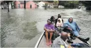  ?? AFP ?? Personas afectadas por el paso de Harvey.