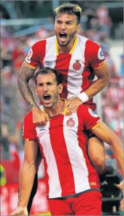  ??  ?? PAREJA LETAL. Stuani y Portu celebran un gol esta temporada.