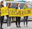  ?? Foto: dpa ?? Gestern in Dortmund: BVB Anhängerin nen bedienen sich der bekanntest­en Fuß ball Hymne, um ihre Solidaritä­t zu zei gen.
