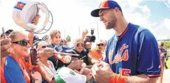  ?? /GETTY IMAGES ?? Tim Tebow aún no asombra con sus facultades, pero tiene gran respaldo de los fans.