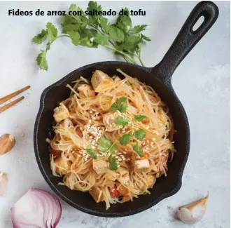  ??  ?? Fideos de arroz con salteado de tofu