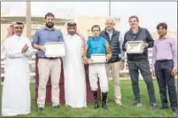  ?? ?? Abdulaziz Jassim Al Boenain, Al Uqda Complex Manager, presented the trophies to the winning team of Torkia.