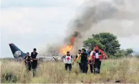  ?? AFP ?? Los cuerpos de socorro llegaron muy rápido a atender a la gente.