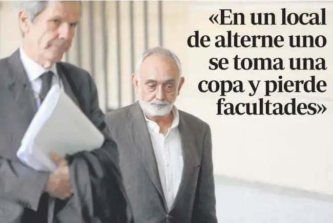  ?? // RAÚL DOBLADO ?? El exdirector de la fundación pública Faffe, Fernando Villén (derecha), este lunes con su abogado Adolfo Cuéllar