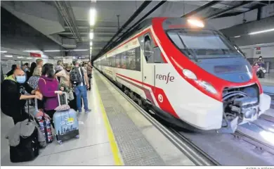  ?? JAVIER ALBIÑANA ?? Una multitud de viajeros espera en una parada de un tres de Cercanías para poder acceder al tren.