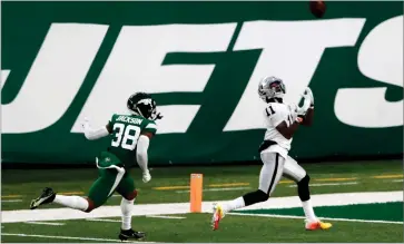  ?? AP PHOTO BY NOAH K. MURRAY ?? Las Vegas Raiders’ Henry Ruggs III, right, catches a touchdown during the second half an NFL football game against the New York Jets, Sunday, Dec. 6, 2020, in East Rutherford, N.J.