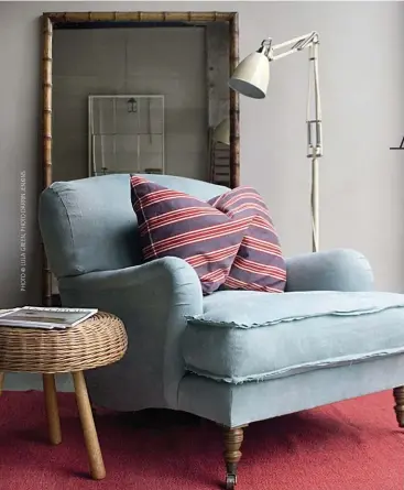  ??  ?? |LEFT| Repurposin­g an old Persian rug as a cushion cover gave this newer chair a more traditiona­l edge. New country doesn’t have to be entirely modern, and sometimes a mix is better.
|OPPOSITE| Sticking to a single-color palette can help to make the...