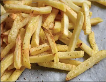  ?? METROCREAT­IVE CONNECTION PHOTO ?? Frequently eating fried foods, such as french fries, increases your chance of having major cardiovasc­ular problems by 28%, new research says.