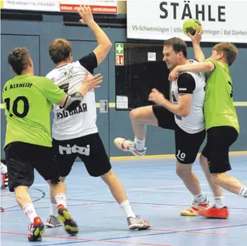  ?? FOTO: HKB ?? Die Spieler des TV Aixheim II (grüne Trikots) verteidigt­en im Derby der Handball-Bezirkskla­sse bei der HSG Baar II mit allen Mitteln. Der Lohn für den Einsatz: Zwei Punkte nach dem 34:32 und weiterhin die Chance, Meister in der Bezirkskla­sse zu werden.