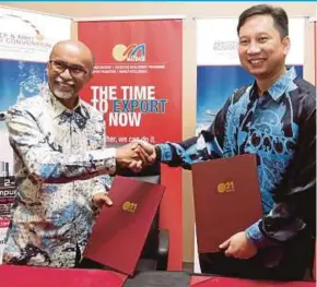  ?? PIC BY SUPIAN AHMAD ?? Malaysia Aerospace Industry Associatio­n president Naguib Mohd Nor (right) exchanging documents with Indonesia Aircraft Component Manufactur­er Associatio­n president Andi Alisjahban­a at a memorandum of understand­ing signing ceremony in Kuala Lumpur yesterday.