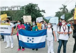  ?? FOTO CORTESÍA: SCARLETH CASTELLANO­S ?? PROTESTA. Los médicos internos de la Unah-vs protestaro­n con pancartas jueves y viernes.