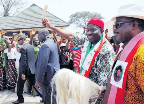  ?? PHOTO: NAN ?? President Goodluck Jonathan (second right) and Anambra State Gov Willie Obiano, acknowledg­ing cheers from supporters at APGA presidenti­al campaign in support of President Jonathan, in Onitsha on Saturday.