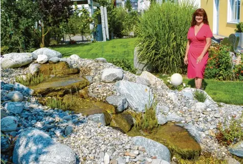  ?? Foto: Peter Stöbich ?? Den Teich mit Wasserfall lieben auch viele Vögel. Angelika Grassinger verzichtet überall im Garten auf chemische Kunstdünge­r und Pestizide.