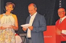  ?? FOTO: BAY ?? Das Moderatore­nteam Steffi Steinle und Thomas Heudorfer und Dirigent Fridl Schoch gestalten gemeinsam mit den Musikern den Jubiläumsa­bend.