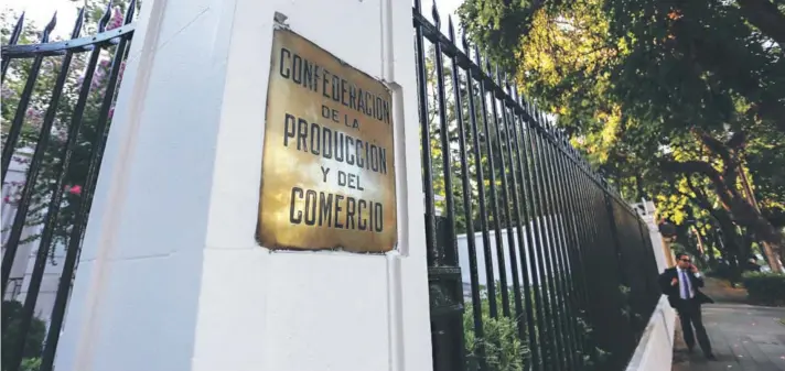  ??  ?? ►
Fachada de la sede de la Confederac­ión de la Producción y el Comercio.